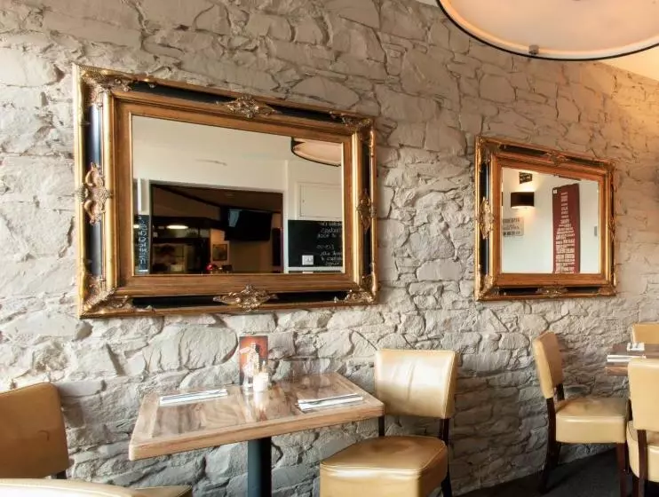 Retkeilymaja The Salmon Inn