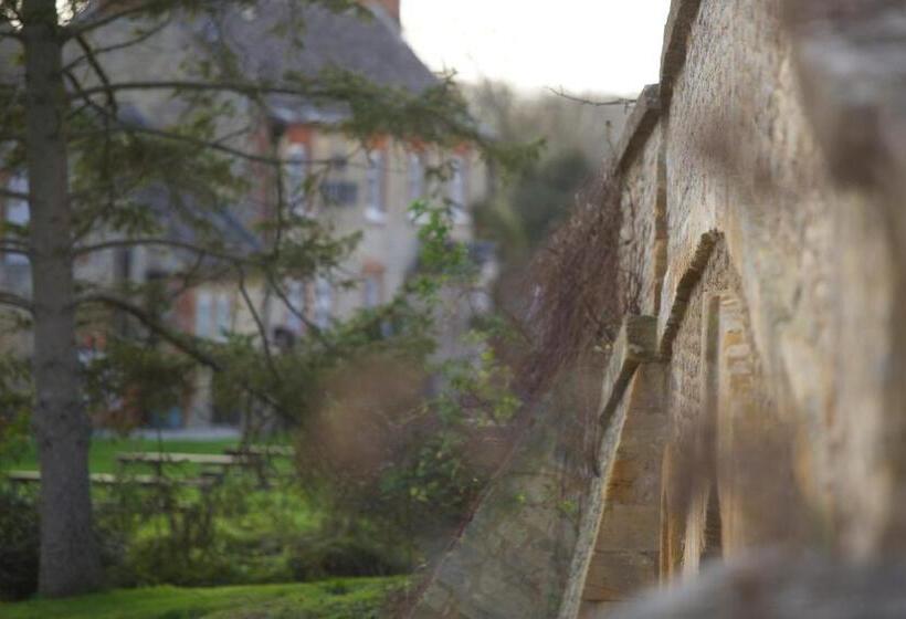 ユースホステル The Trout At Tadpole Bridge