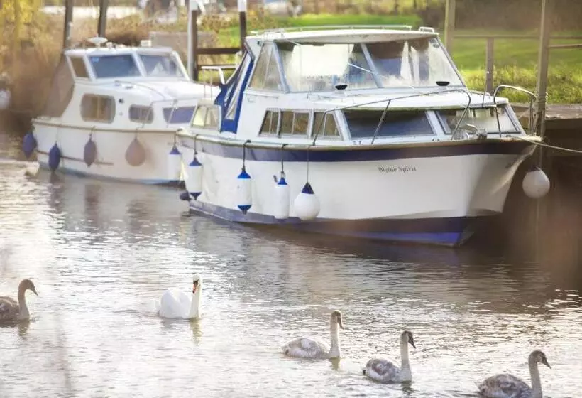Retkeilymaja The Trout At Tadpole Bridge