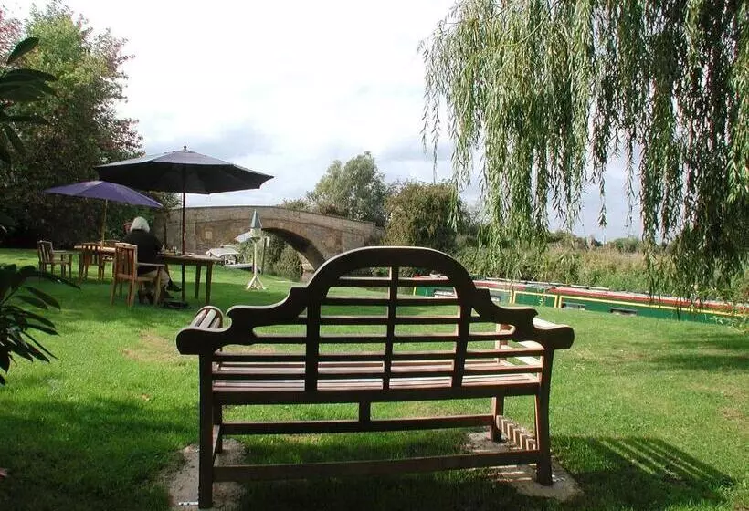 Retkeilymaja The Trout At Tadpole Bridge