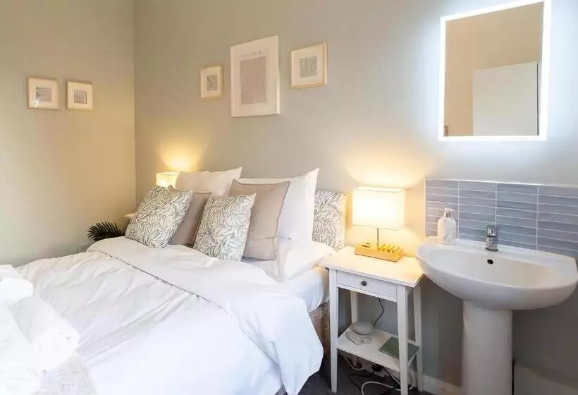 Majatalo Poole Park House