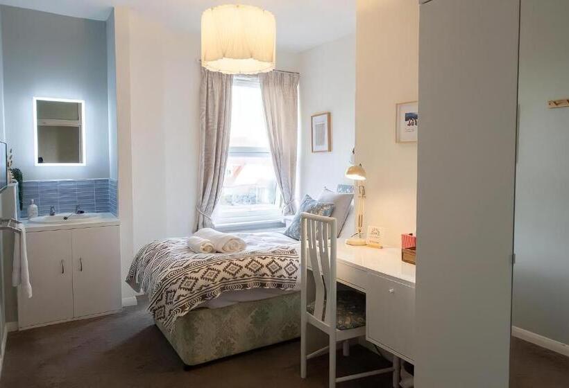 بنسيون Poole Park House