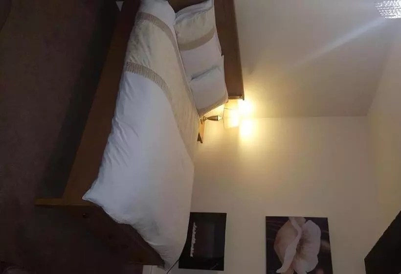 پانسیون Roosecote Guest House