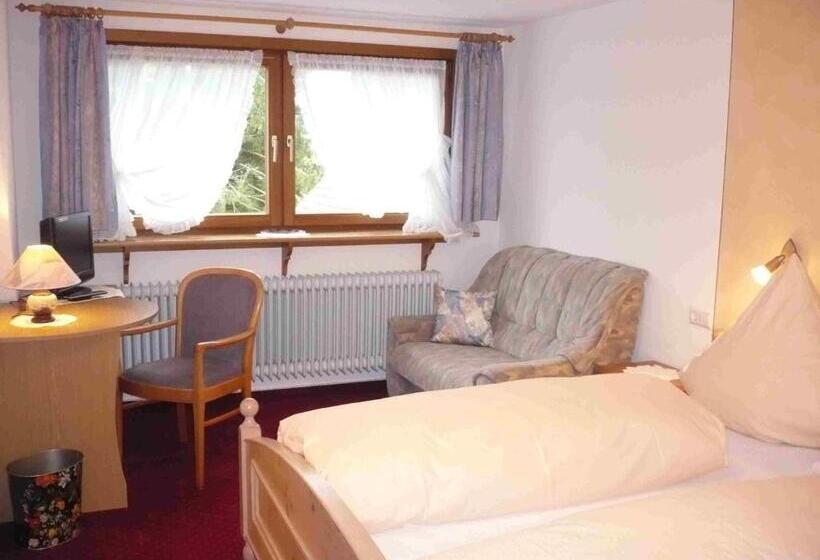 הוסטל Löwen Patisserie