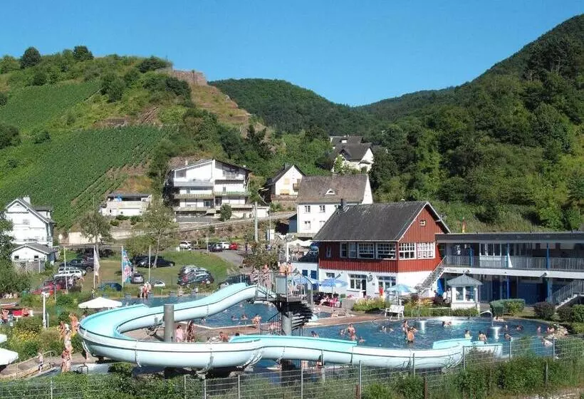 Retkeilymaja Pension Restaurant Luna