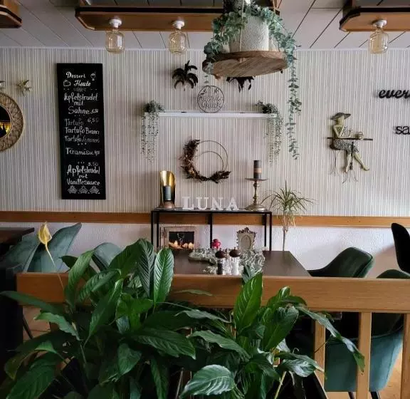 Retkeilymaja Pension Restaurant Luna