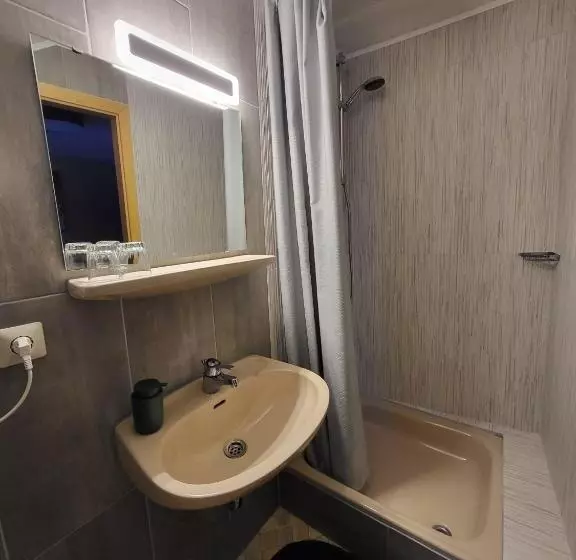 Retkeilymaja Pension Restaurant Luna