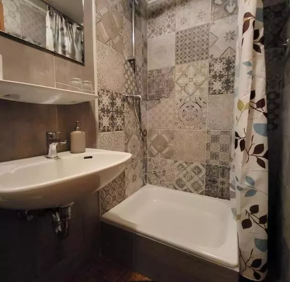 Retkeilymaja Pension Restaurant Luna