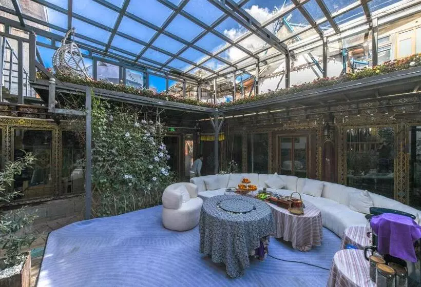 Majatalo The Blue Mountains On The Moon