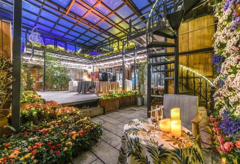 Majatalo The Blue Mountains On The Moon