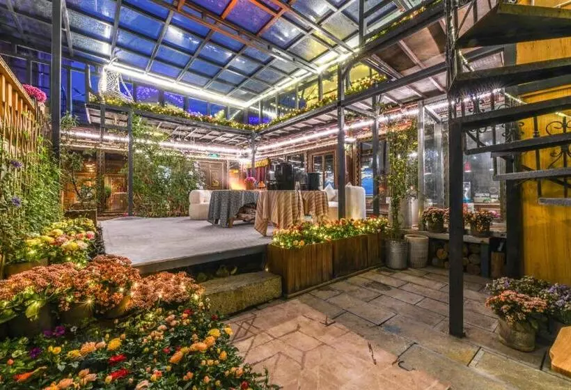 Majatalo The Blue Mountains On The Moon