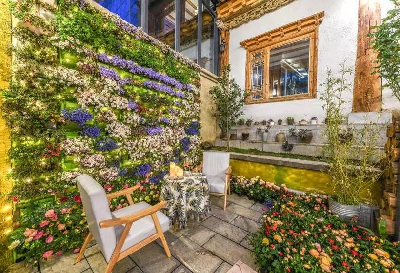 Majatalo The Blue Mountains On The Moon