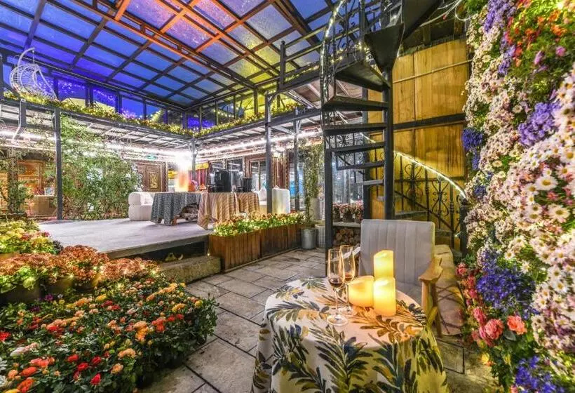 Majatalo The Blue Mountains On The Moon