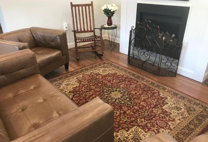 Villager Motel & Glen Manor Estate