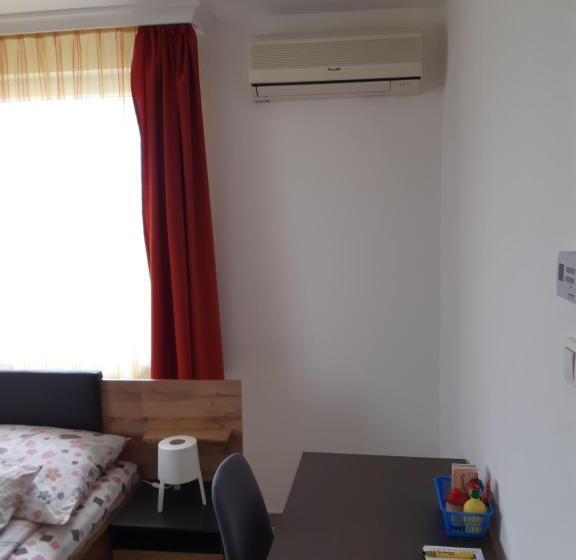 פנסיון M47 Vendégház Airport