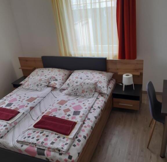 פנסיון M47 Vendégház Airport