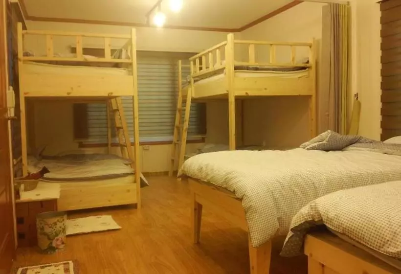 Majatalo Geoje Ton Ton Guesthouse