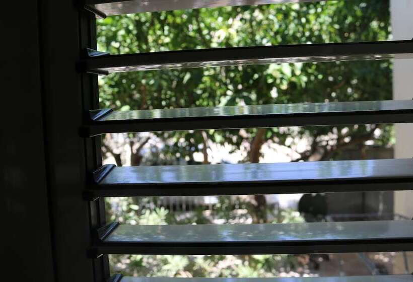 Costas Hostel Action