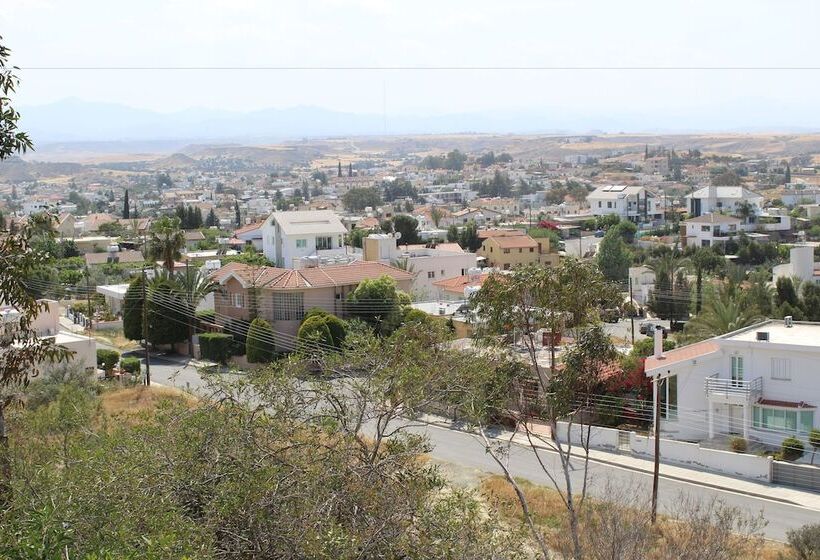 Costas Hostel Action