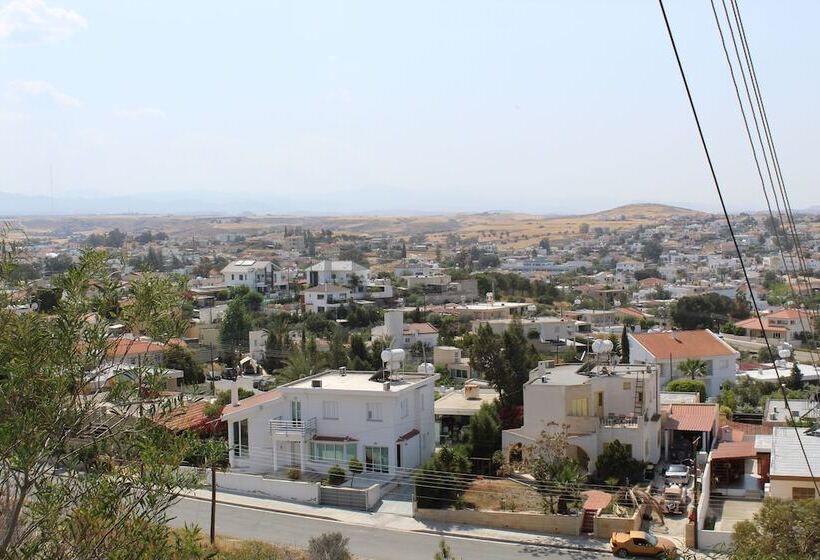 Costas Hostel Action