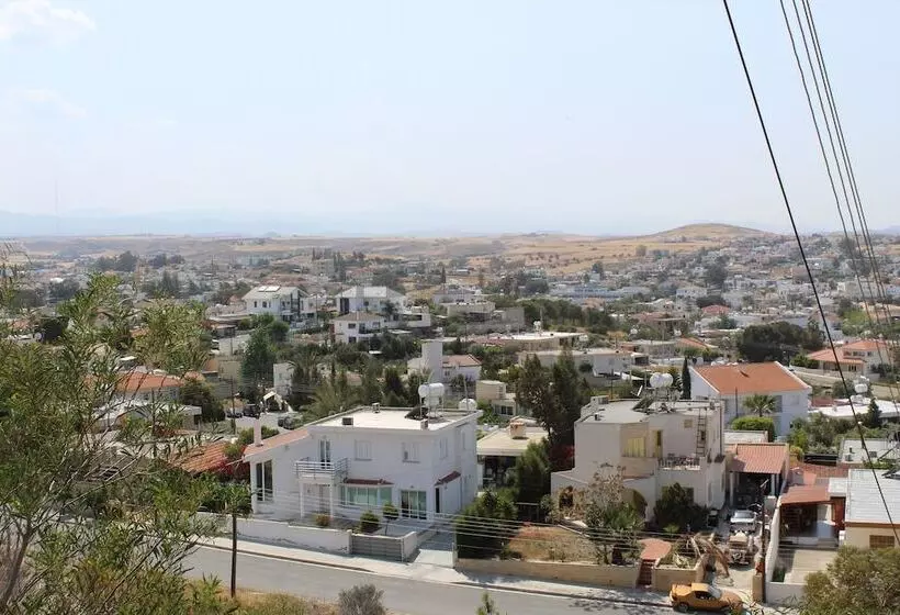 Costas Hostel Action