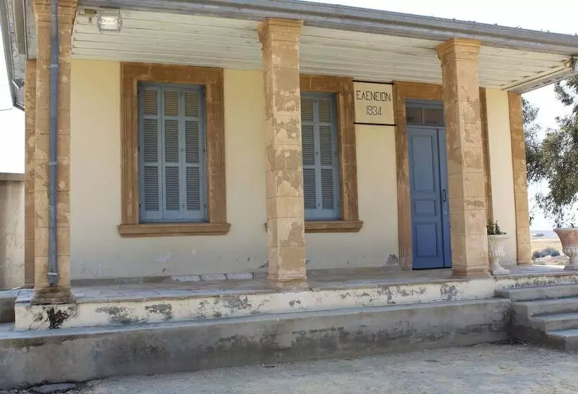 Costas Hostel Action