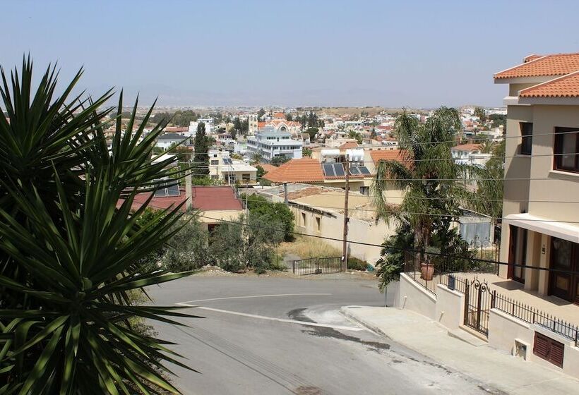 Costas Hostel Action