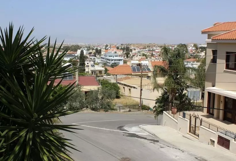 Costas Hostel Action