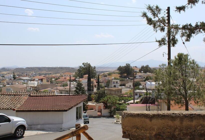 Costas Hostel Action