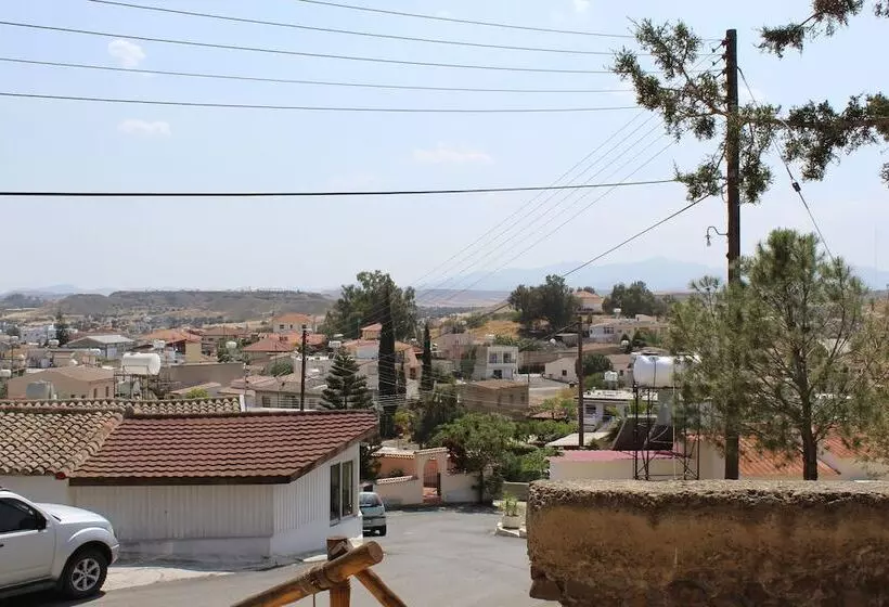 Costas Hostel Action