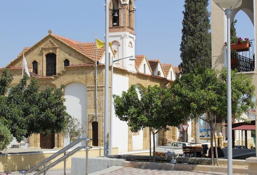 Costas Hostel Action