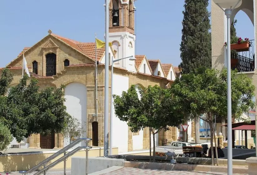 Costas Hostel Action