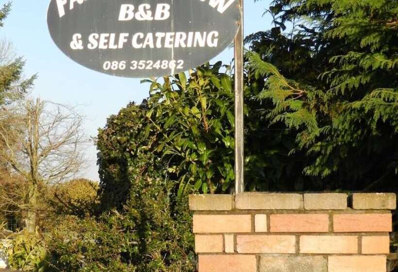 بنسيون Farnham View B & B Near Farnham Estate