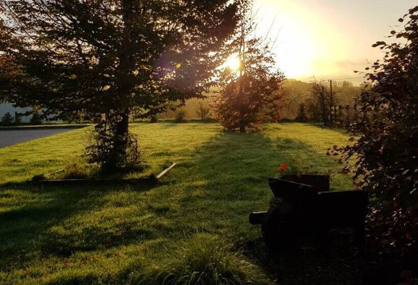 بنسيون Farnham View B & B Near Farnham Estate