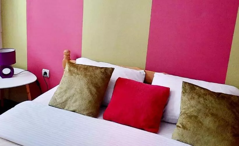 پانسیون Apartmani Rale Rooms