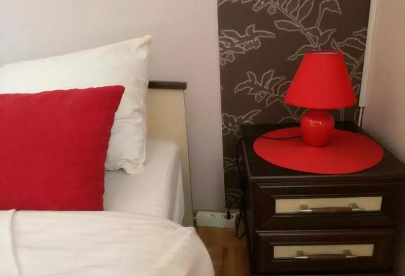 پانسیون Apartmani Rale Rooms