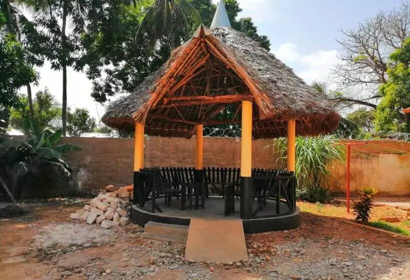 پانسیون Diani Travelers Guest House