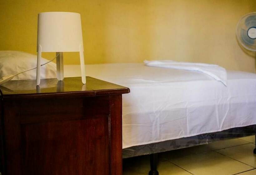 پانسیون Mangos Hostel