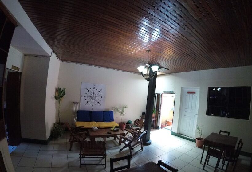 پانسیون Mangos Hostel