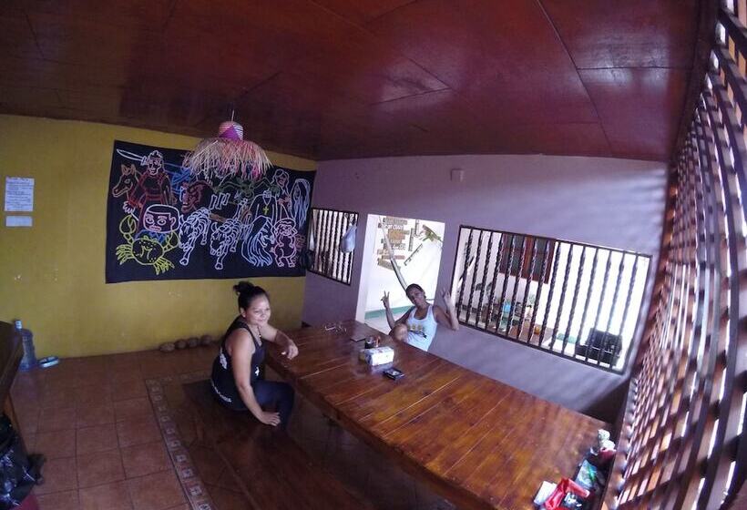 پانسیون Mangos Hostel