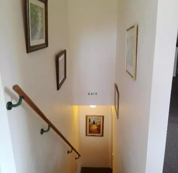 Majatalo Purple Hen Country Lodge