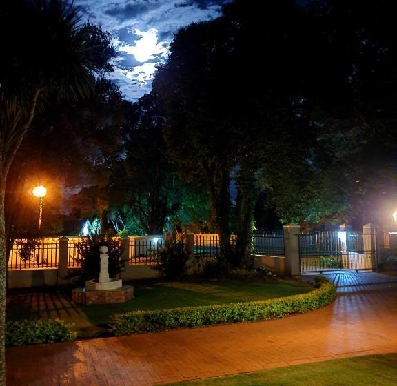 פנסיון Bellevue Manor Guest House