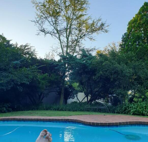 פנסיון Bellevue Manor Guest House