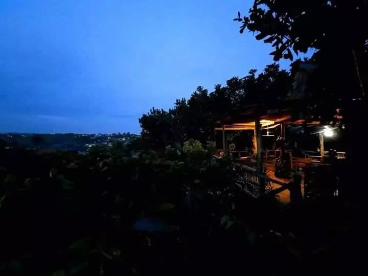 ユースホステル Tree Lodge Banlung