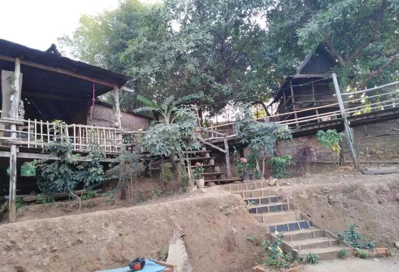 ユースホステル Tree Lodge Banlung