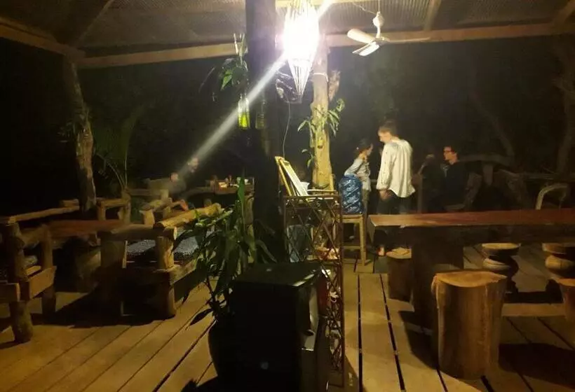 ユースホステル Tree Lodge Banlung
