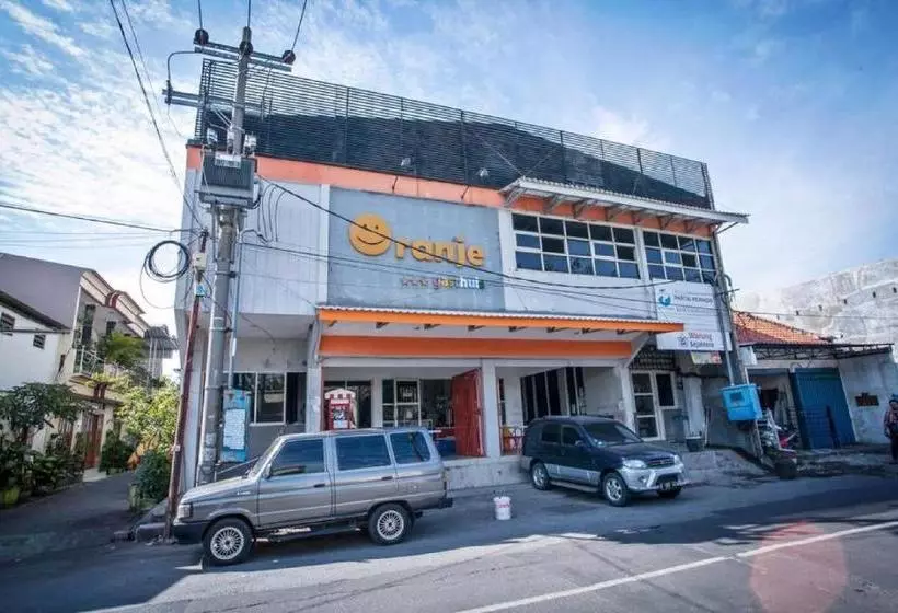 Majatalo Reddoorz At Siwalankerto Surabaya