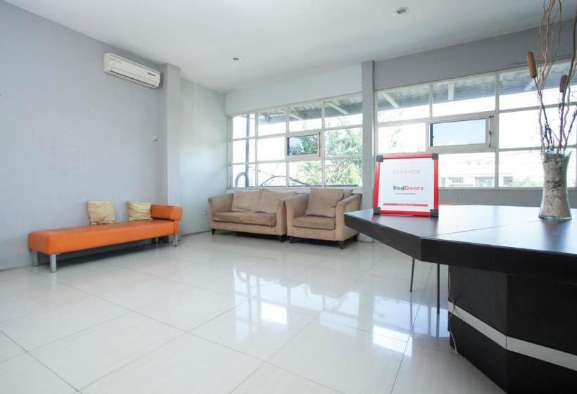 بنسيون Reddoorz At Siwalankerto Surabaya
