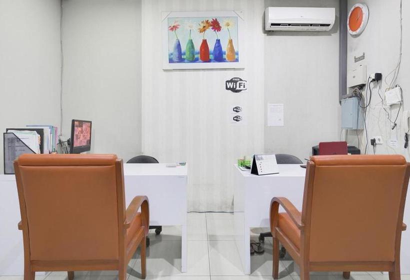 بنسيون Reddoorz At Siwalankerto Surabaya