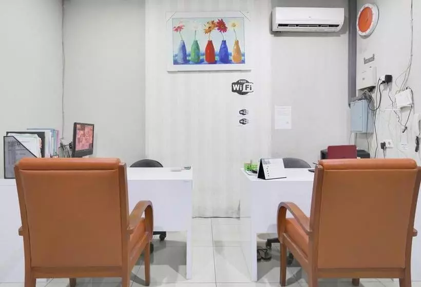 Majatalo Reddoorz At Siwalankerto Surabaya